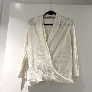 Beautiful James Perse white top in size 2 (medium) - in great condition!